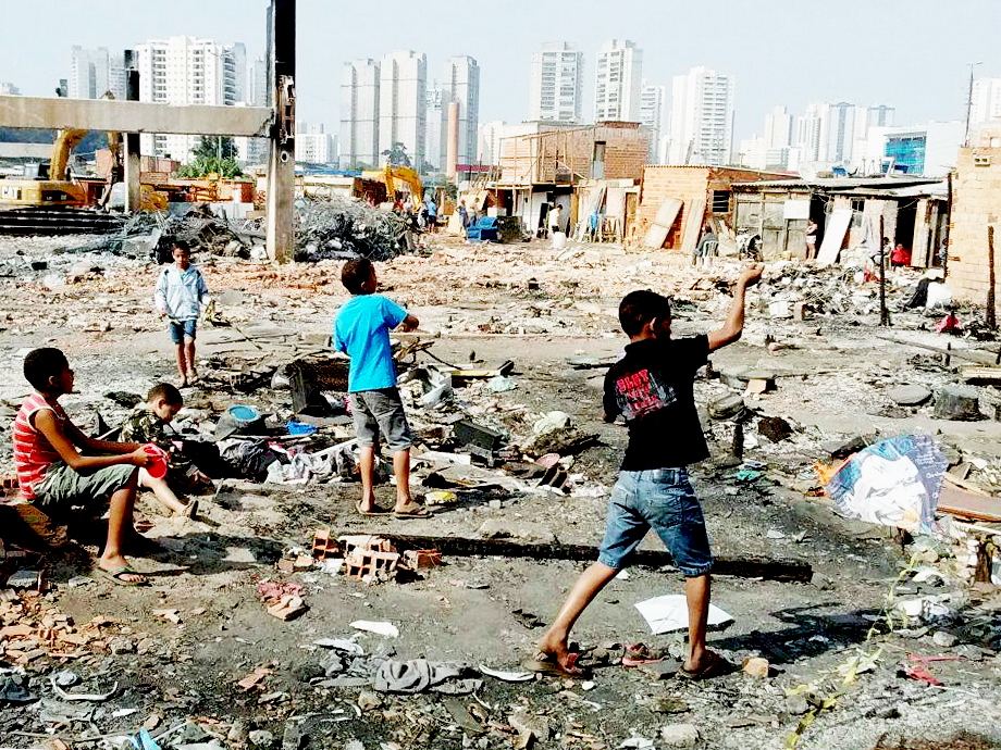 Incêndios em favelas: falar sobre o tema é mexer com fogo?